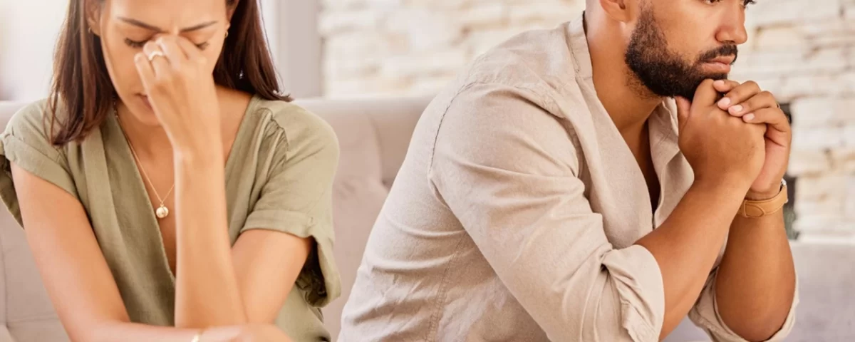 pareja seria sentados en un sofá