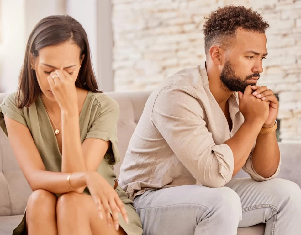 pareja seria sentados en un sofá