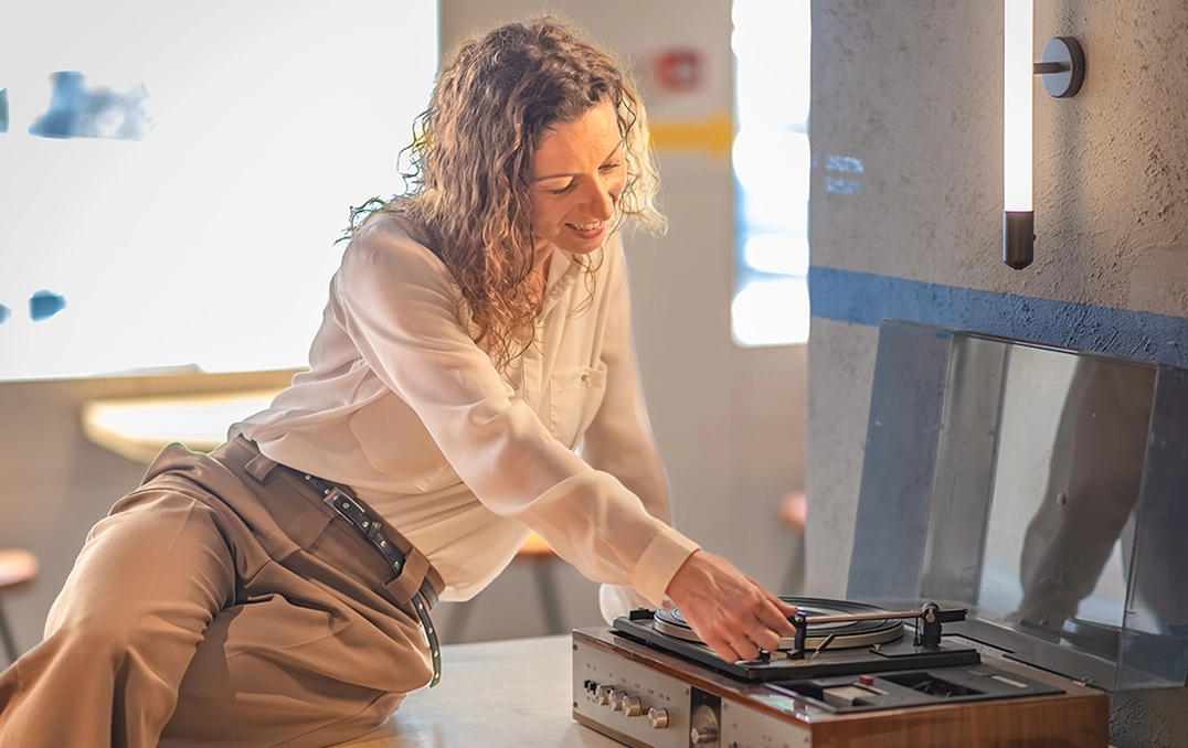 patricia poniendo la aguja para escuchar un disco en un tocadiscos